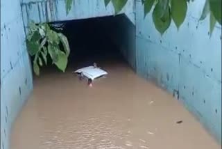 Gujarat Rain : car stuck in underpass