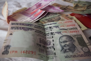 indias fiscal deficit narrows to 2.10 lakh crore