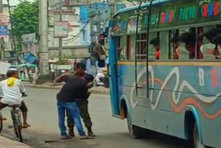 समस्तीपुर पुलिस बस से उतार कर युवक को पीटा
