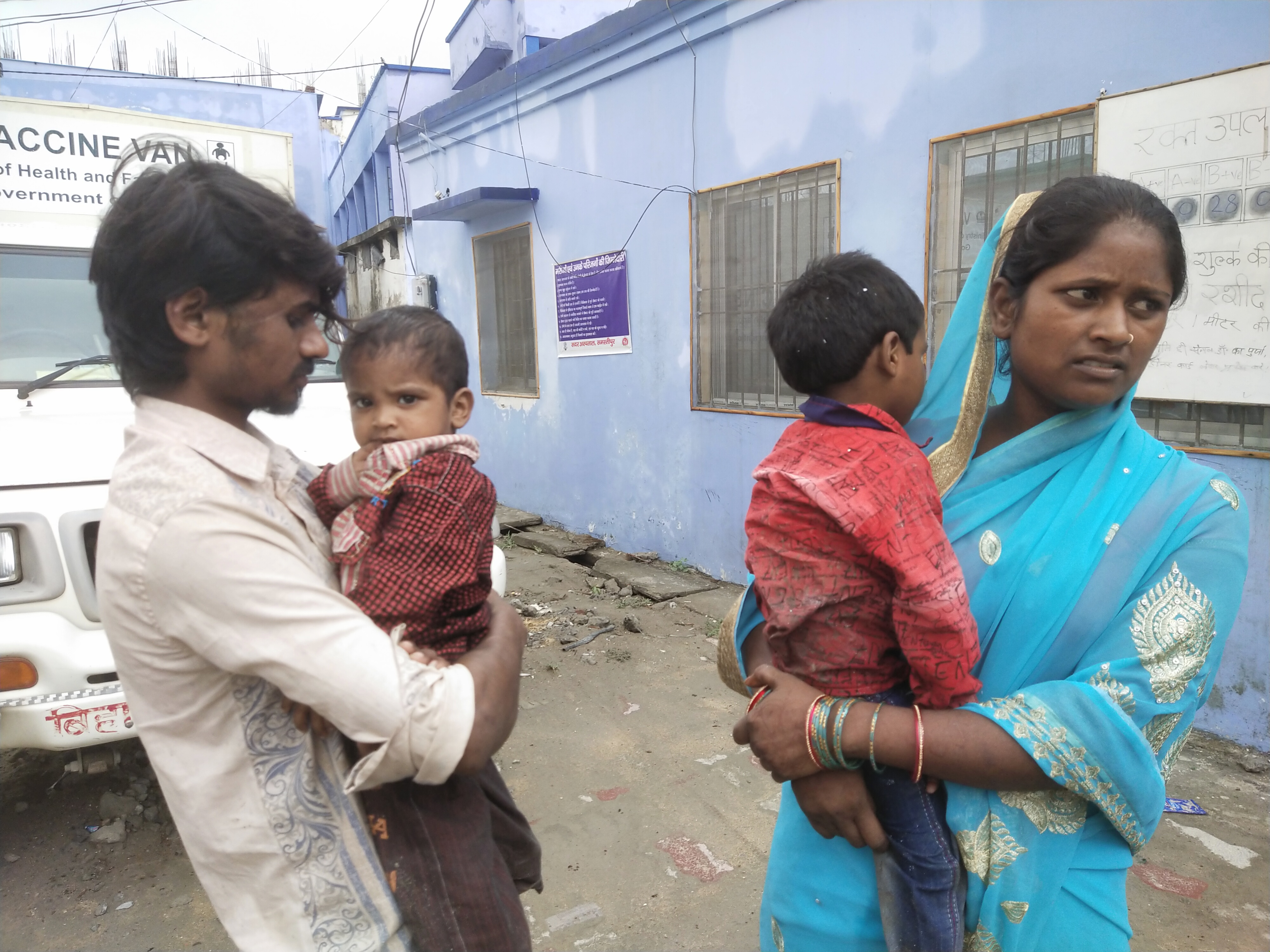 लोन की किश्त चुकाने के लिए खून बेचने परिवार संग पहुंची महिला