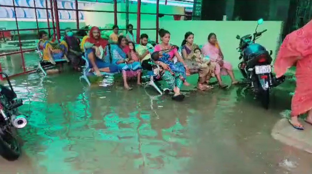 एनएमसीएच में पानी में डूबी कुर्सियां