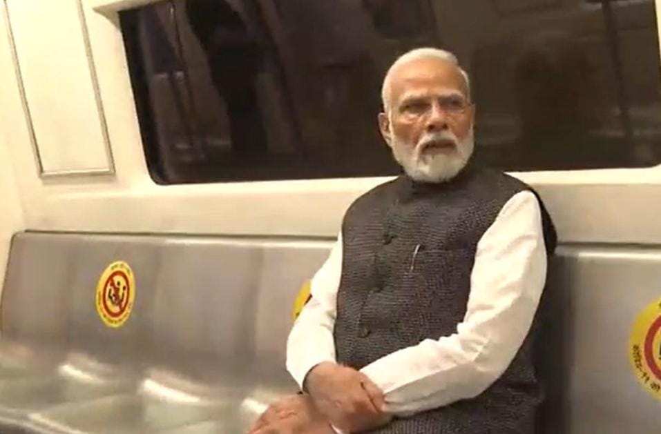 लोक कल्याण मार्ग मेट्रो स्टेशन पर चढ़े PM मोदी.