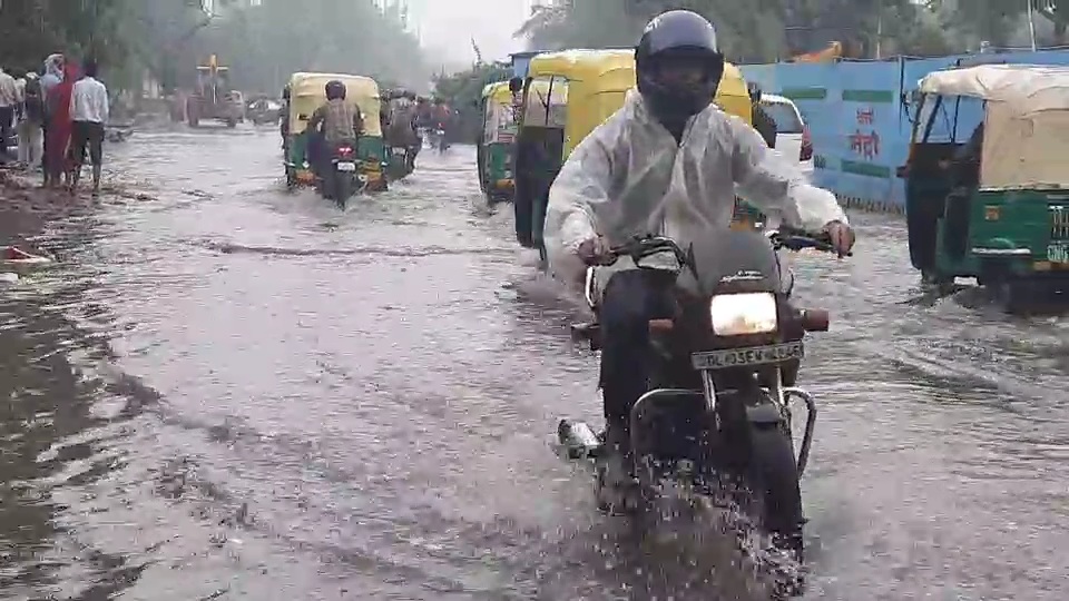 एमबी रोड में बारिश के दौरान कई जगहों पर जल भराव हो रहा है, जिससे लोगों को समस्याएं हो रही है.