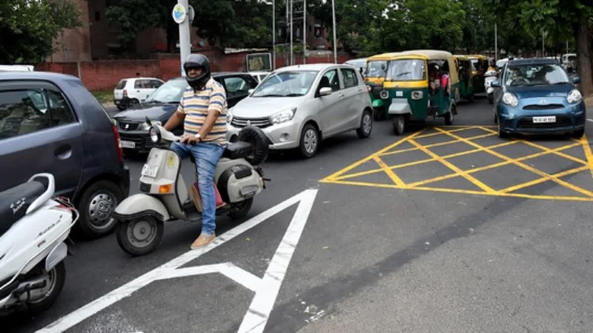 दिल्ली ट्रैफिक पुलिस लेन ड्राइविंग का उल्लंघन