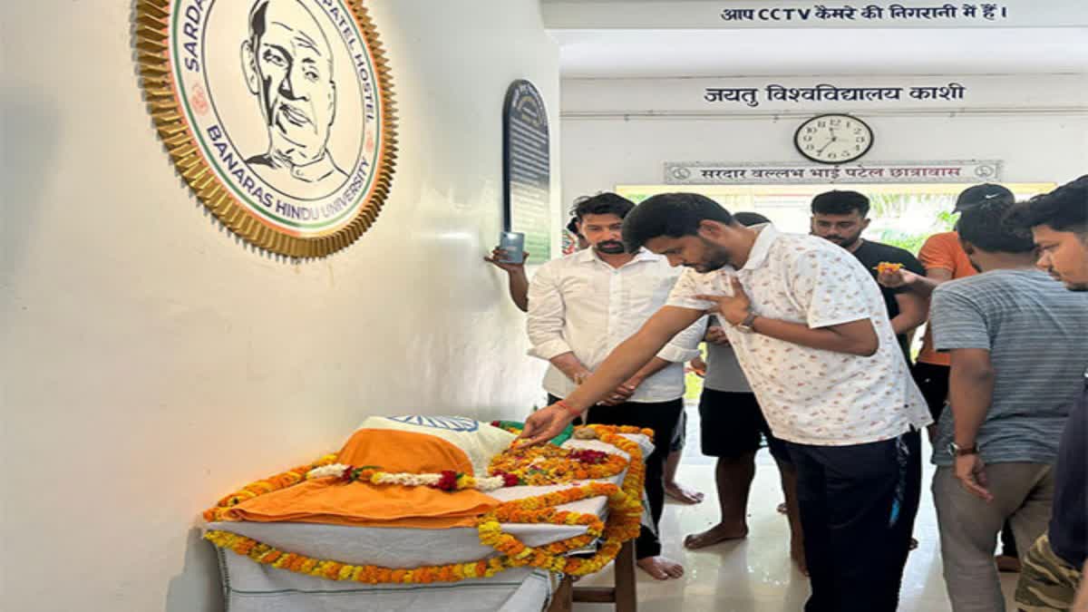 BANARAS HINDU UNIVERSITY  ദേശീയ ബഹുമതികളോടെ മയിലിനെ സംസ്‌കാരം  PEACOCK NATIONAL HONOUR CREMATION  ബനാറസ് ഹിന്ദു സർവകലാശാല