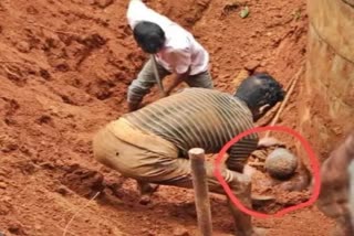 collapsed soil  Dakshina Kannada  worker stuck in the collapsed soil