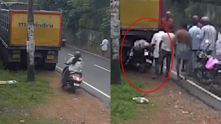 SCOOTER HIT IN THE BACK OF A LORRY  PATHANAMTHITTA ACCIDENTS  പത്തനംതിട്ട വാഹനാപകടം  ലോറിക്ക് പിന്നിൽ സ്‌കൂട്ടർ ഇടി