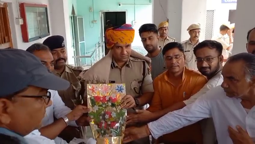 लोगों ने किया एसपी जय यादव का सम्मान