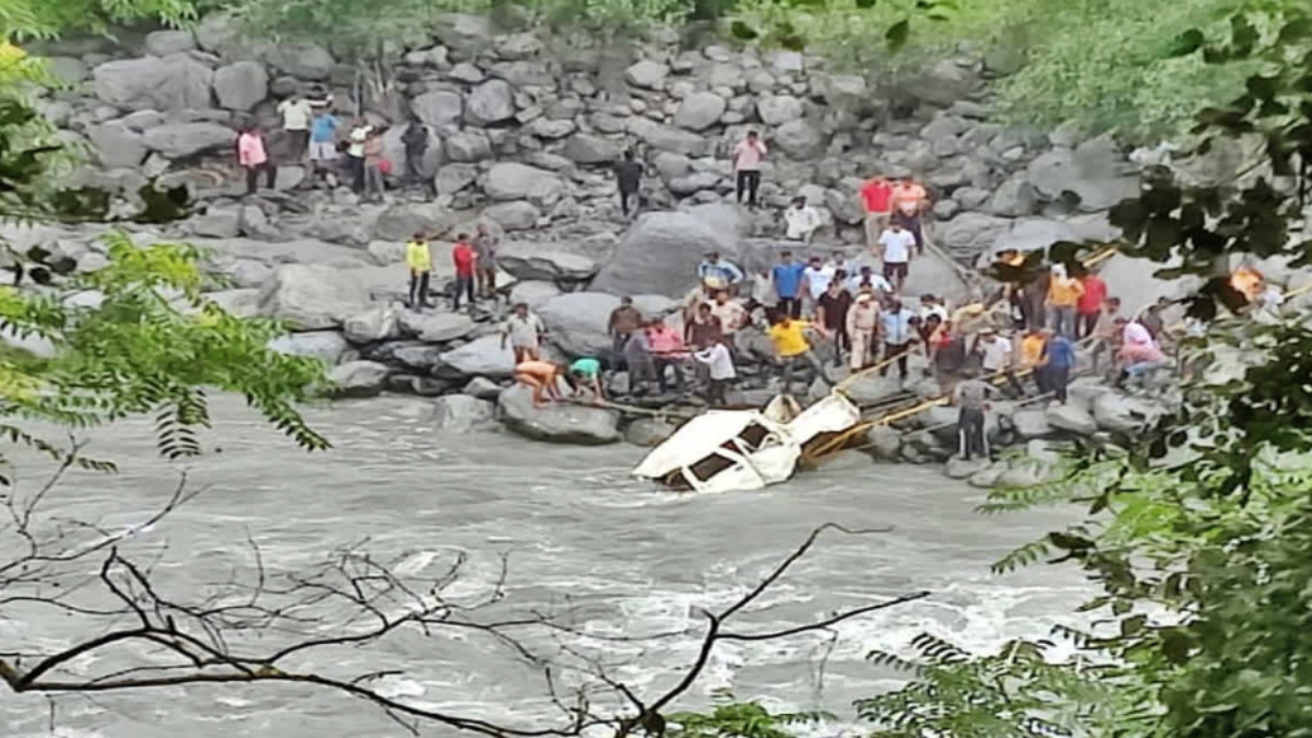 ہماچل میں راوی ندی میں بولیرو گاڑی گرجانے سے ایک کی موت، دیگر لاپتہ