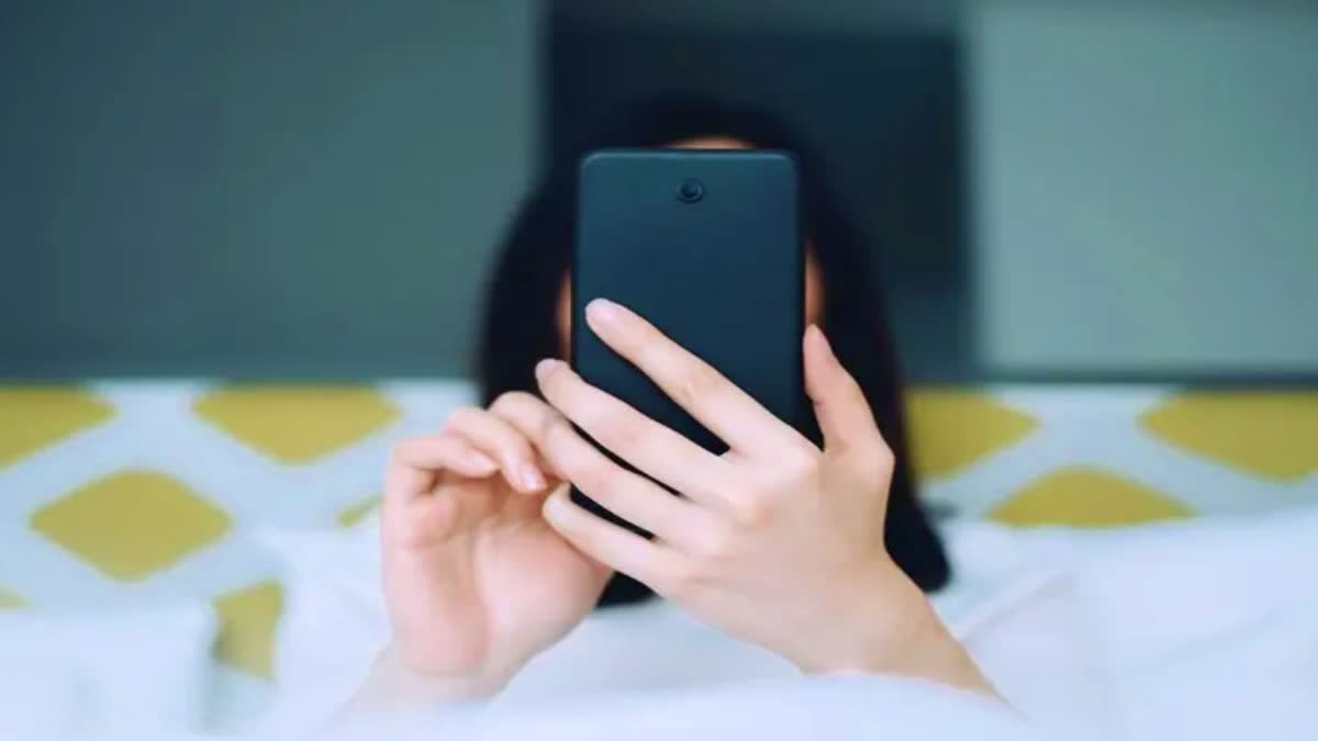 7 Better Alternatives to Checking Your Phone When You Wake Up