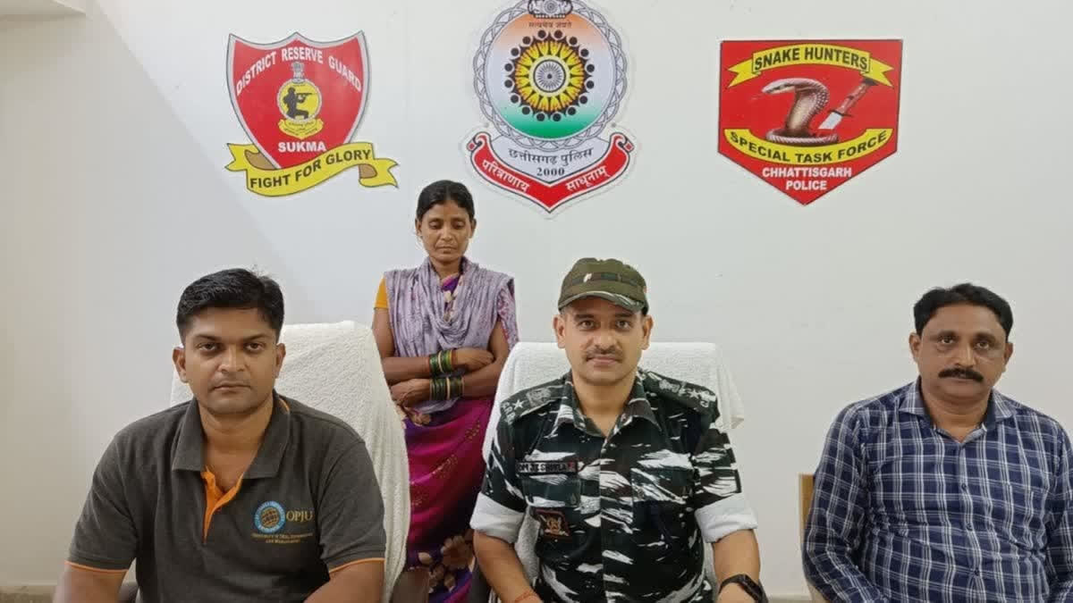 A female Naxalite on whose head police had announced a reward of Rs 5 lakh surrendered in a dramatic fashion in Sukma district of Chhattisgarh's Bastar division on Saturday.