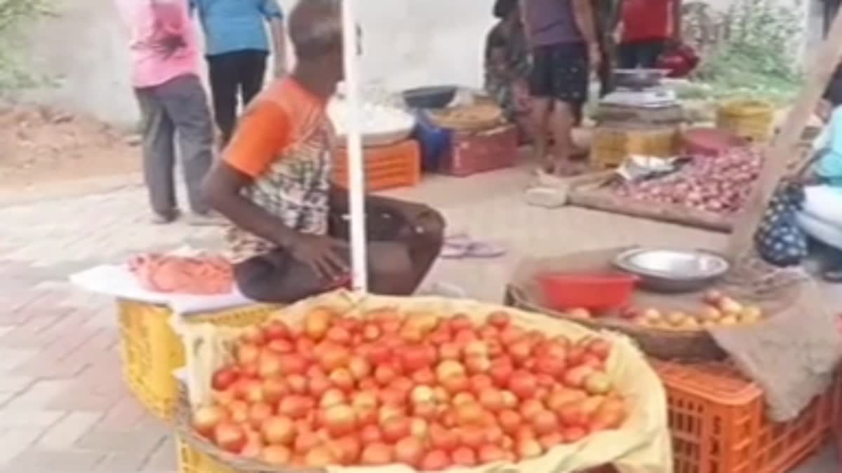 Man poses as customer, 'mortgages' two minor boys for tomatoes in Cuttack