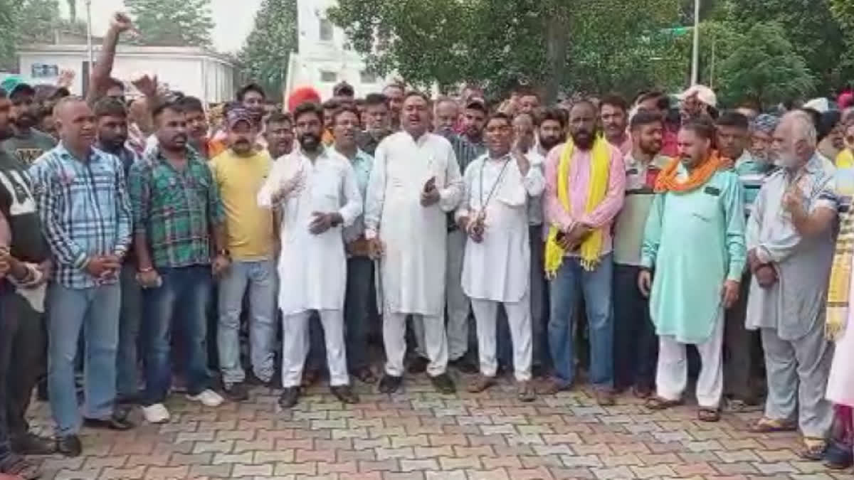 Auto drivers protested against the government at Amritsar Railway Station