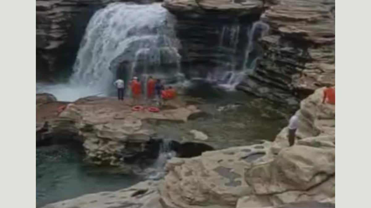 youth drowned in waterfall in Chittorgarh, he came with friends to party
