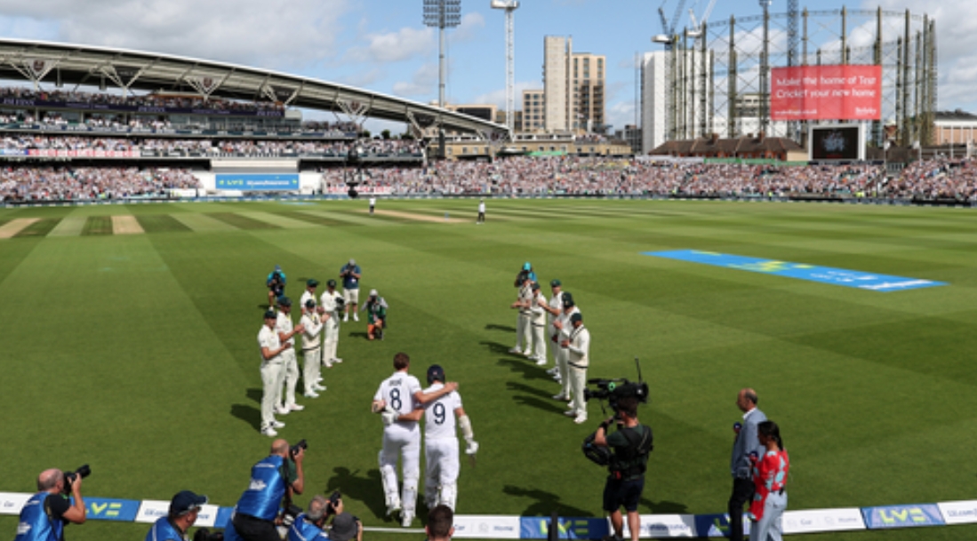 Stuart Broad Gets Guard Of Honor