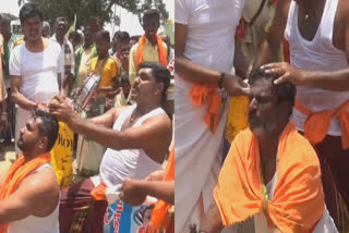 farmers-protest-by-breaking-coconuts-on-their-heads-in-krishnagiri