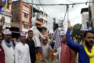 aap hangs effigy of accused in vidisha