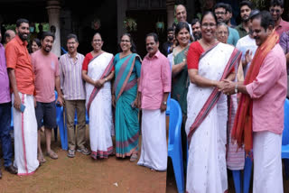 Oru Jathi Jathakam movie  KK Shailaja visited Oru Jathi Jathakam location  പി പി കുഞ്ഞികൃഷ്‌ണനെ ആദരിച്ചു  PP Kunjikrishnan honored  oru jathi jathakam malayalam movie  KK Shailaja  ഒരു ജാതി ജാതകം ലോക്കേഷനിലെത്തി ശൈലജ ടീച്ചർ  ശൈലജ ടീച്ചർ  പിപി കുഞ്ഞികൃഷ്‌ണനെ ആദരിച്ച് ശൈലജ ടീച്ചർ  വിനീത് ശ്രീനിവാസൻ  എം മോഹനൻ  നിഖില വിമൽ  vineeth sreenivasan  nikhila vimal  m mohanan  director m mohanan  കെ കെ ശൈലജ ടീച്ചർ