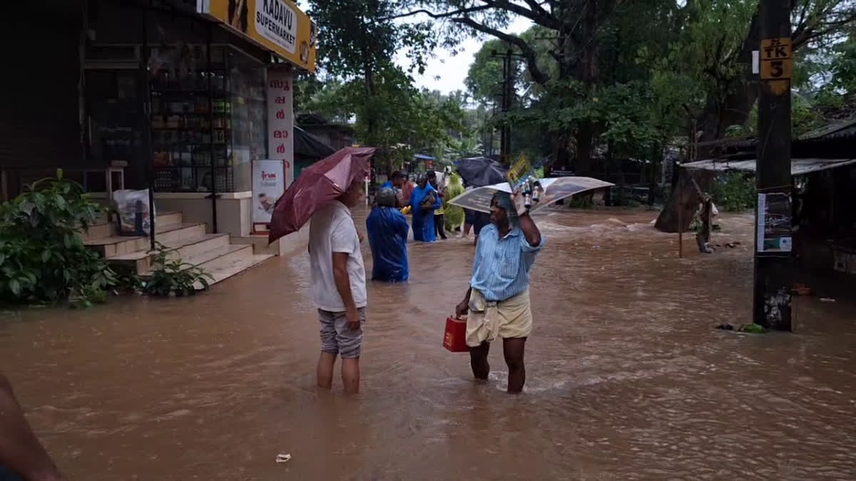 HOUSES WERE EVACUATED DUE TO FLOOD  FLOOD DAMAGE IS SEVERE IN KOZHIKODE  RIVER OVERFLOWED  വെള്ളപ്പൊക്കം വീടുകൾ ഒഴിഞ്ഞു