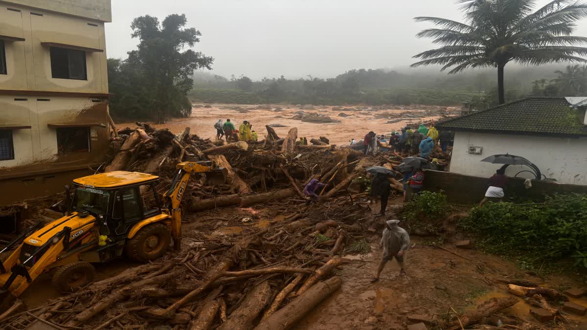 LANDSLIDE IN WAYANAD UPDATES  RESCUE MISSION IS DIFFICULT  വയനാട്ടിൽ വൻ ഉരുൾപൊട്ടൽ  MUNDAKAI ROAD BRIDGE WASHED AWAY