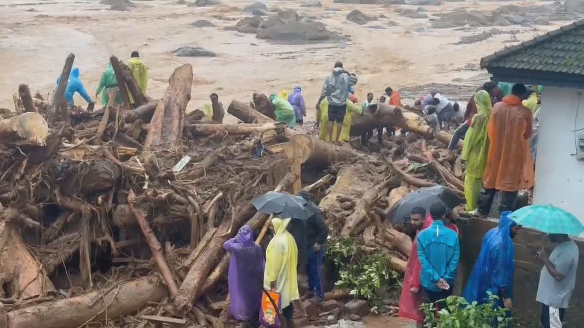 WAYANAD LANDSLIDES  INDIAN NAVY TEAM  വയനാട് ഉരുള്‍പൊട്ടല്‍  വയനാട് ദുരന്തം