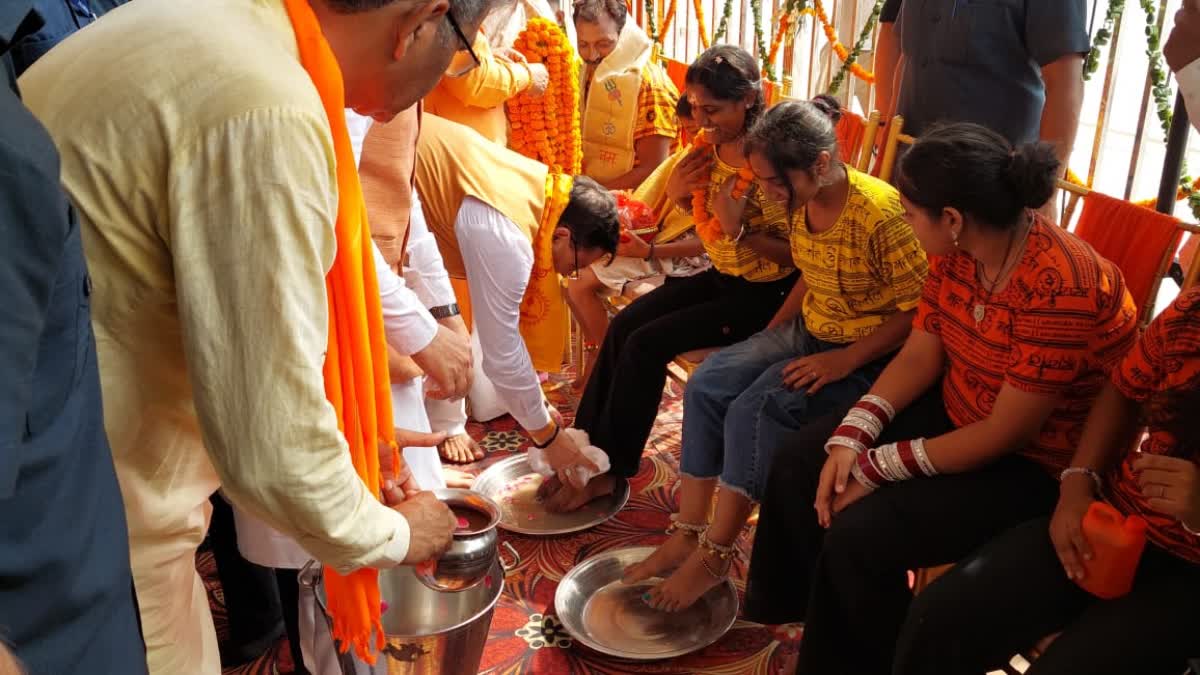 CM Dhami Washed Feet Of Kanwariyas in Haridwar