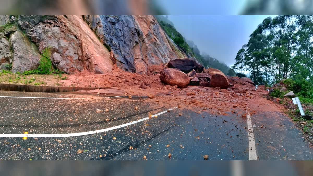 ഗ്യാപ് റോഡില്‍ മണ്ണിടിച്ചില്‍  IDUKKI RAIN NEWS  ഇടുക്കിയിൽ കനത്ത മഴ  HEAVY RAIN IN IDUKKI