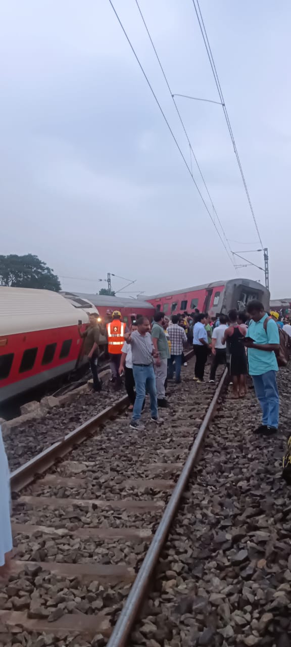 Howrah Mumbai Mail Express derailed in Chakradharpur division of Jharkhand