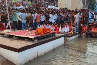 वाराणसी में गंगा आरती के स्थान में बदलाव किया गया है.