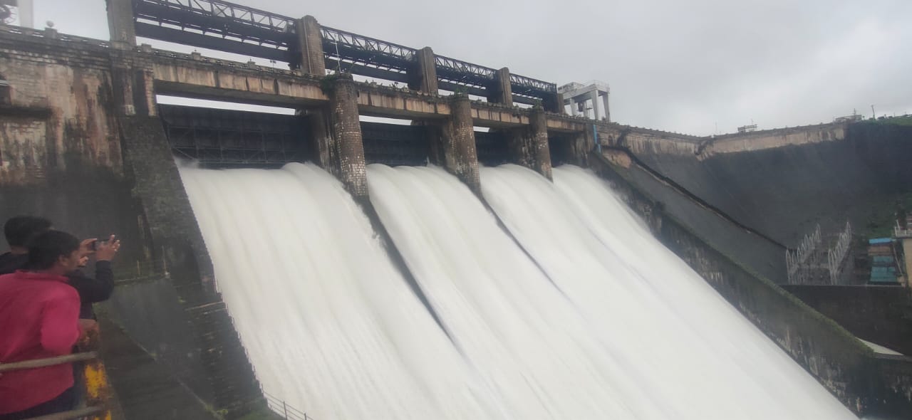 water released from Dam  Bhadra dam Full  cusecs of water  Shivamogga