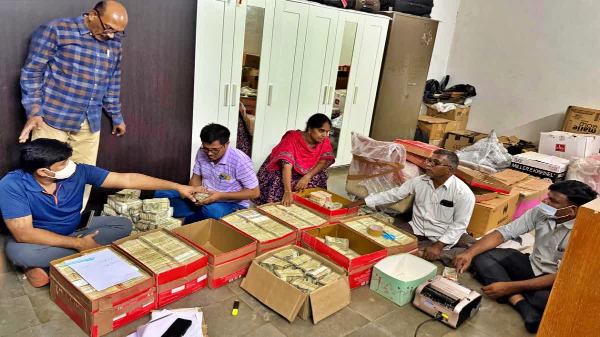 ఏపీ లిక్కర్ కేసులో బిగ్ ట్విస్ట్ - 12 అట్టపెట్టెల్లో రూ.11 కోట్లు