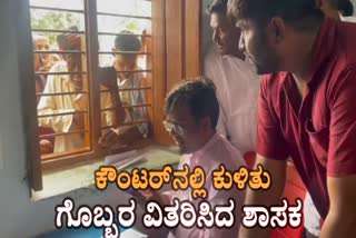 ಶಾಸಕ ಡಾ. ಚಂದ್ರು ಲಮಾಣಿ ಅವರಿಂದ ಗೊಬ್ಬರ ವಿತರಣೆ