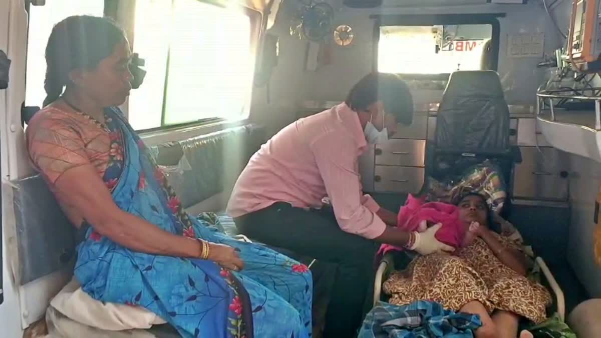 woman gives birth to a baby girl in Ambulance