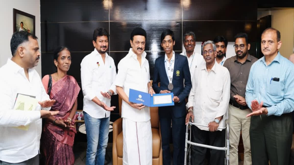 Chess World Cup silver medallist Praggnanandhaa returns to rousing welcome  in Chennai, rameshbabu praggnanandhaa, FIDE World Cup 2023, Magnus Carlsen