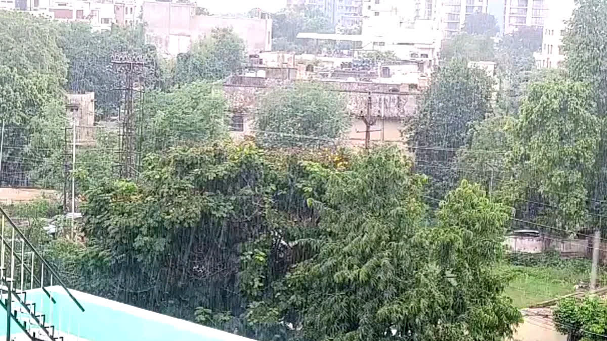 राजधानी के कई इलाकों में हुई राहत की बारिश, मौसम हुआ खुशनुमा