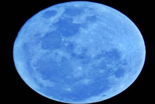 See the amazing view of Super Blue Moon today  Super Blue Moon  Super Blue Moon latest news  Super Blue Moon news in hindi  ಬಾನಂಗಳದಲ್ಲಿ ಇಂದು ವಿಸ್ಮಯ  ಸೂಪರ್​ ಬ್ಲೂ ಮೂನ್​ನ ರಹಸ್ಯ  ಖಗೋಳದಲ್ಲಿ ಆಗುವ ವಿಸ್ಮಯ  ಆಕಾಶದಲ್ಲಿ ಸೂಪರ್ ಬ್ಲೂ ಮೂನ್  ಬ್ಲೂ ಮೂನ್ ಎಂದು ಏಕೆ ಕರೆಯುತ್ತಾರೆ  ಬ್ಲೂ ಮೂನ್​ನಿಂದ ಕಣ್ಣಿಗೆ ಏನಾದ್ರೂ ತೊಂದರೆ  ಚಂದ್ರ ದೋಷದಿಂದ ಮುಕ್ತಿ ಪಡೆಯಲು ಈ ದಿನ ಶುಭ