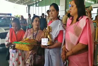 kpcc-women-unit-specially-welcomed-rahul-gandhi-at-mysore