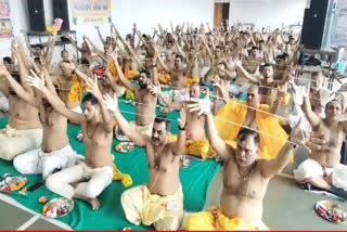 janoi-changing-program-according-to-vedic-tradition-in-surat-on-the-holy-festival-of-rakshabandhan
