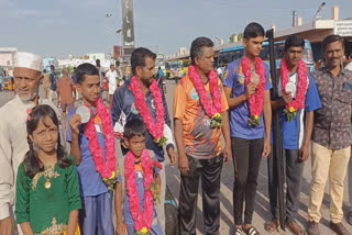 குத்துச்சண்டைப் போட்டியில் வெற்றி பெற்ற மாணவர்களுக்கு பாராட்டு