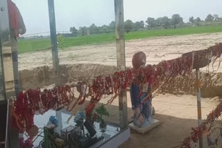 In Mansa, women and girls tied ropes on the statue of Sidhu Musewala