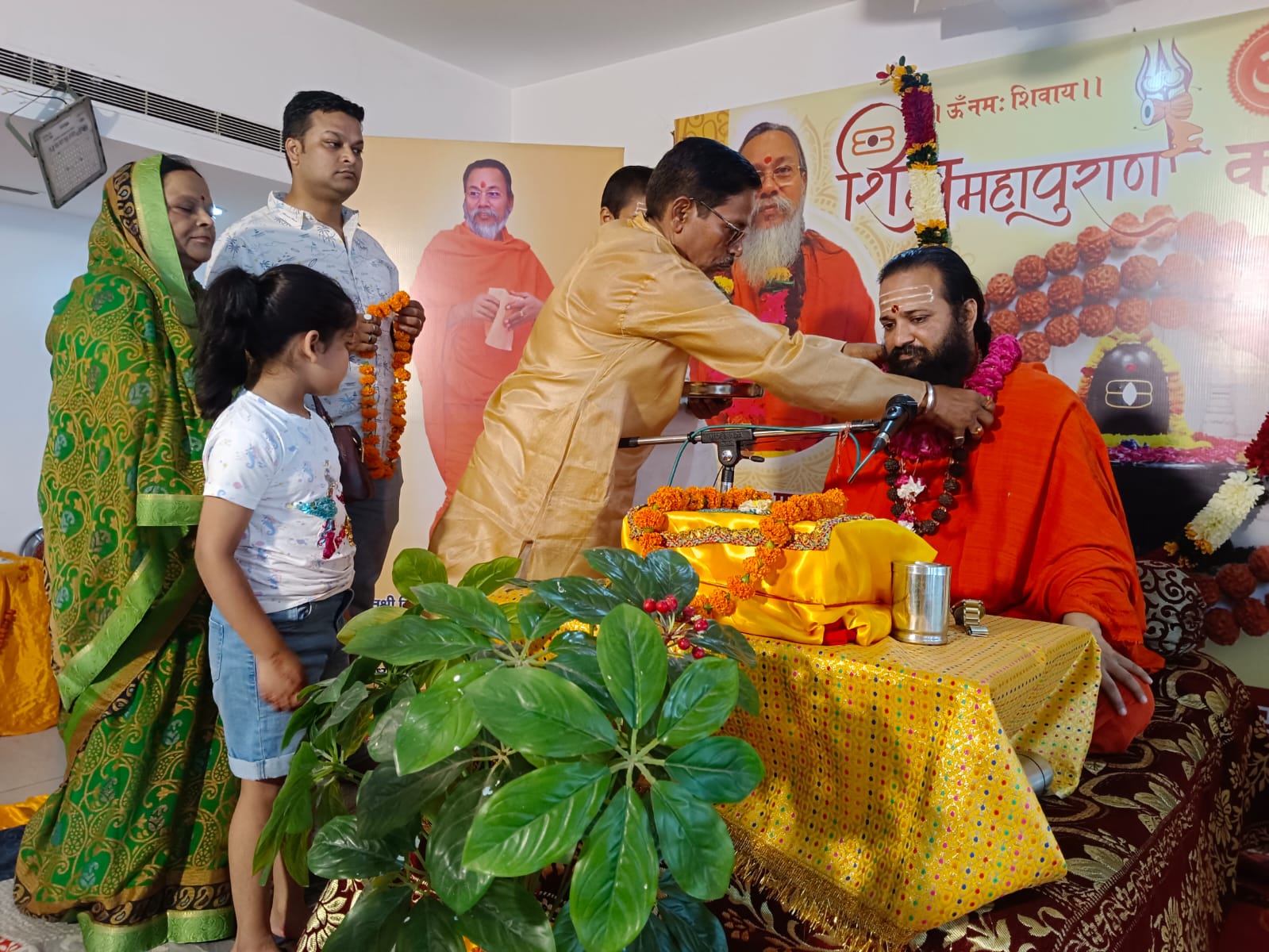 सीतापुर रोड स्थित गोदावरी बैंक्विट हॉल में आयोजित शिव महापुराण कथा में श्रद्धालु.