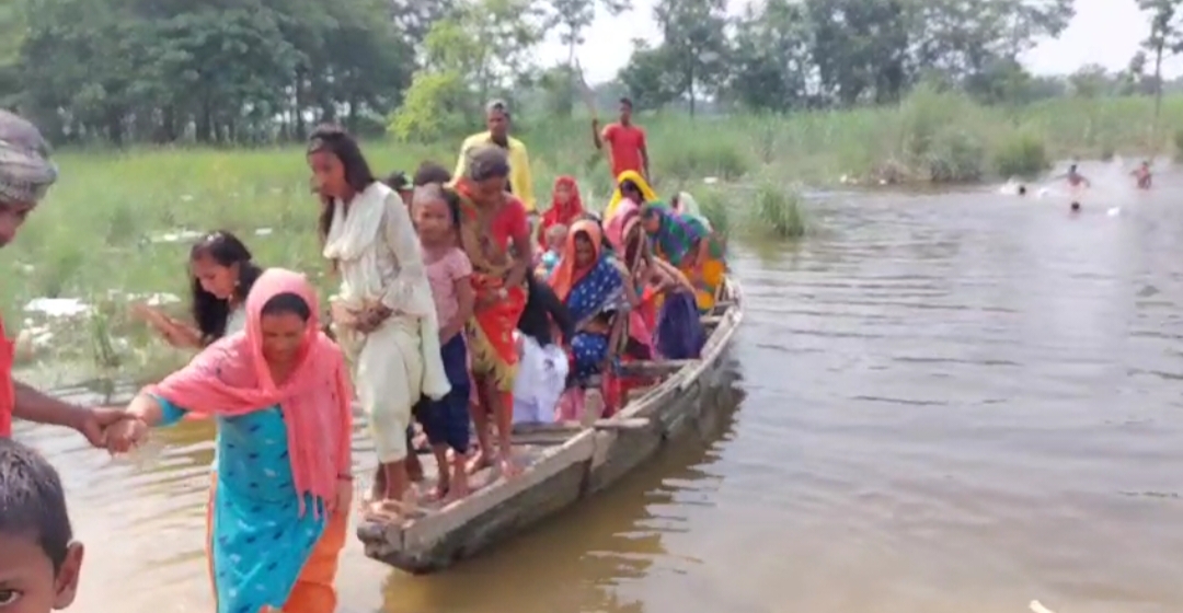 नाव से पार करती महिलाएं.