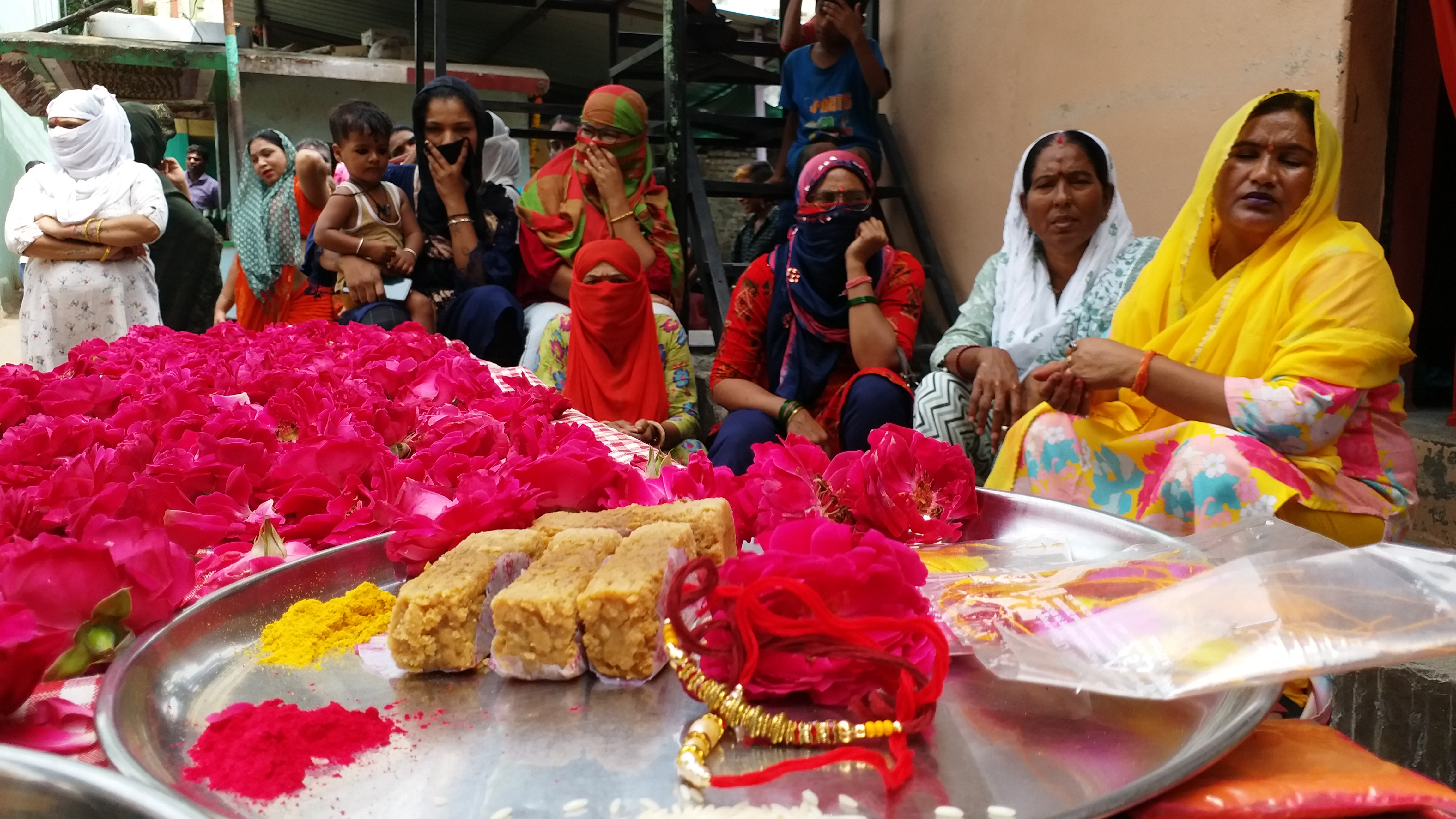 वारंगणांच्या वस्तीत रक्षाबंधन  साजरा होताना