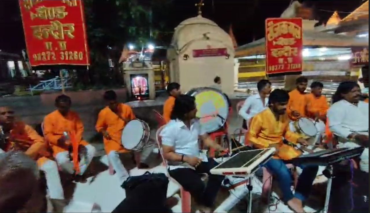 Presentation of hymns in Mahakal temple