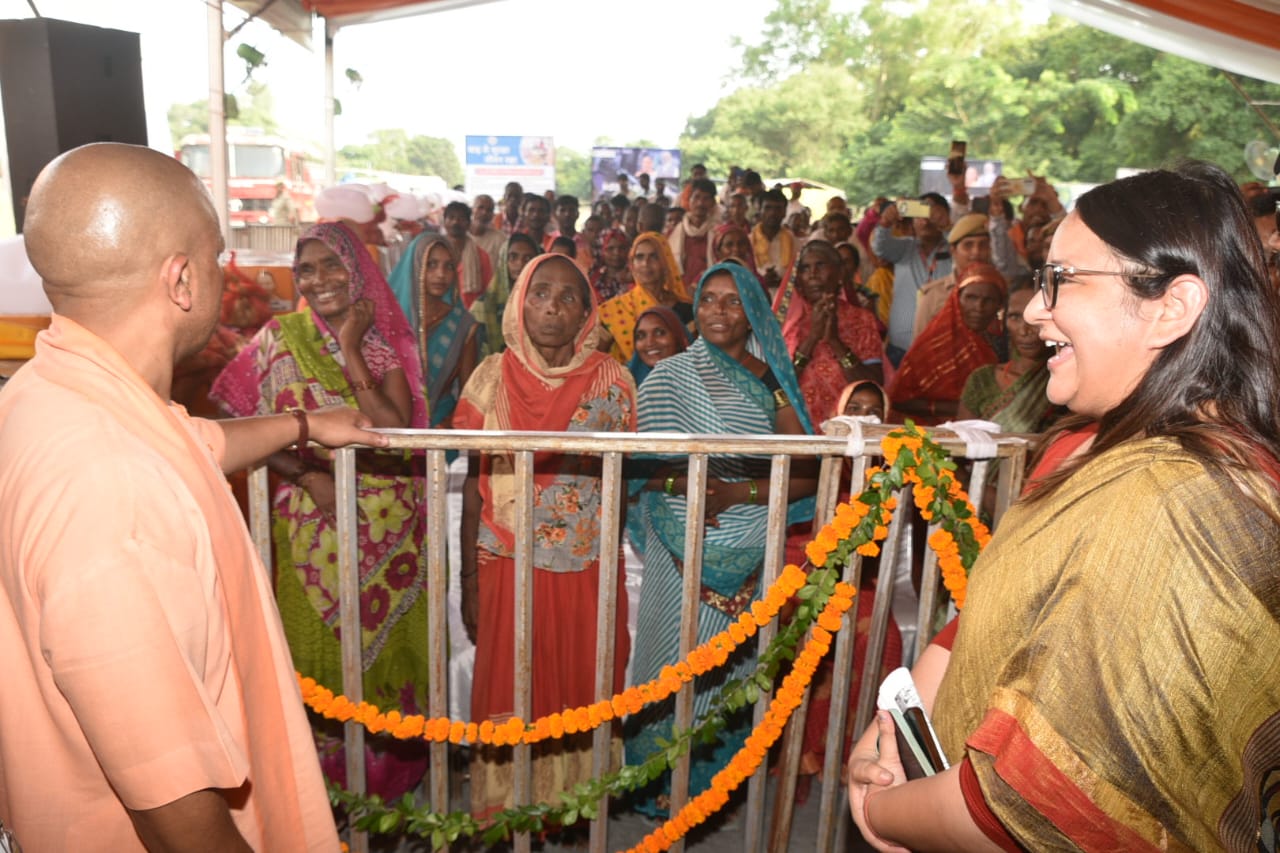 बाढ़ पीड़ितों से बातचीत करते सीएम योगी