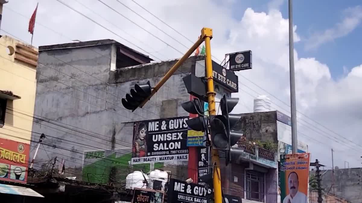 Traffic lights in Haldwani are inviting accidents