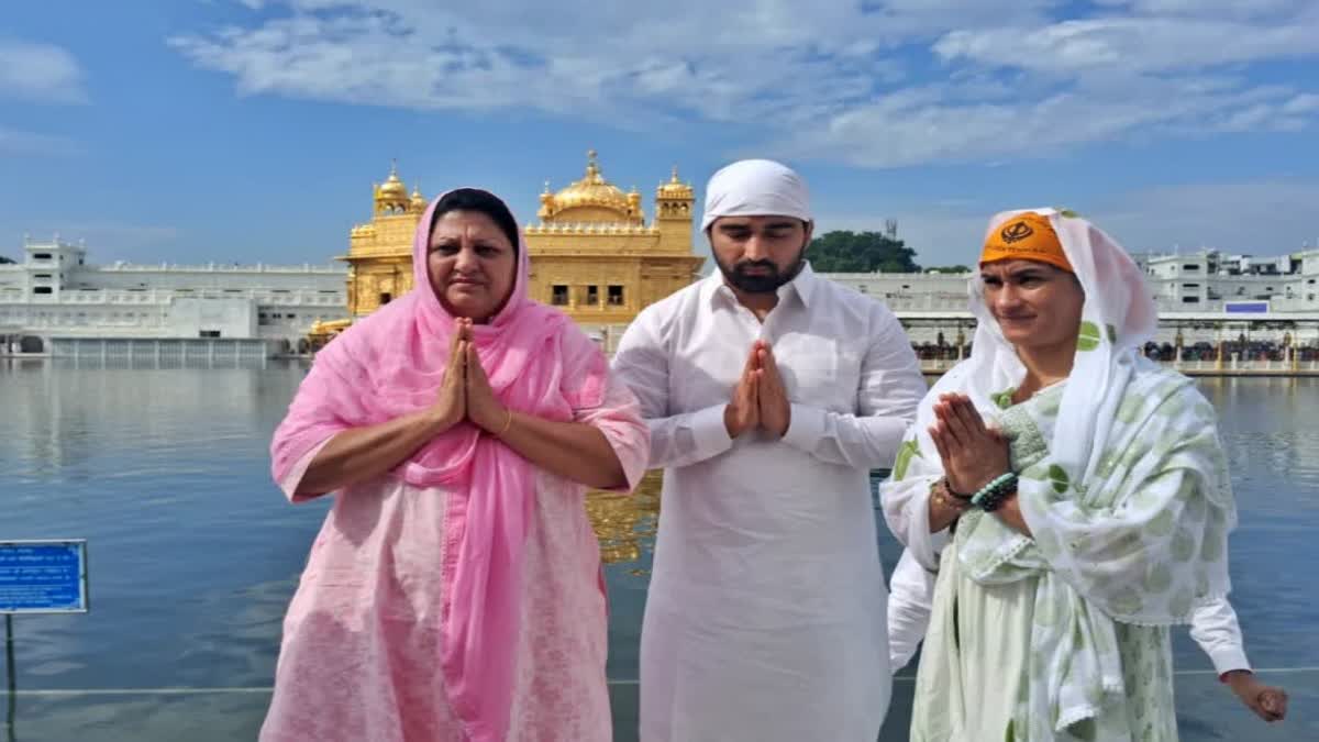 VINESH PHOGAT VISITS GOLDEN TEMPLE