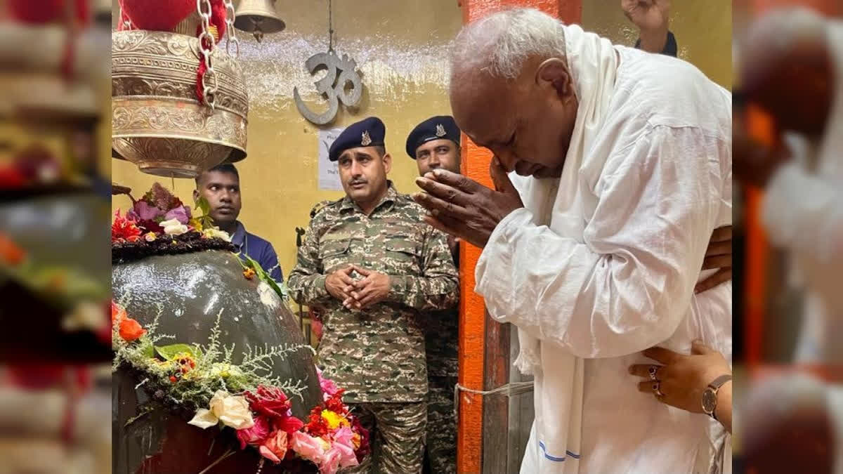 Former Prime Minister HD Deve Gowda visits the Shankaracharya temple in Srinagar