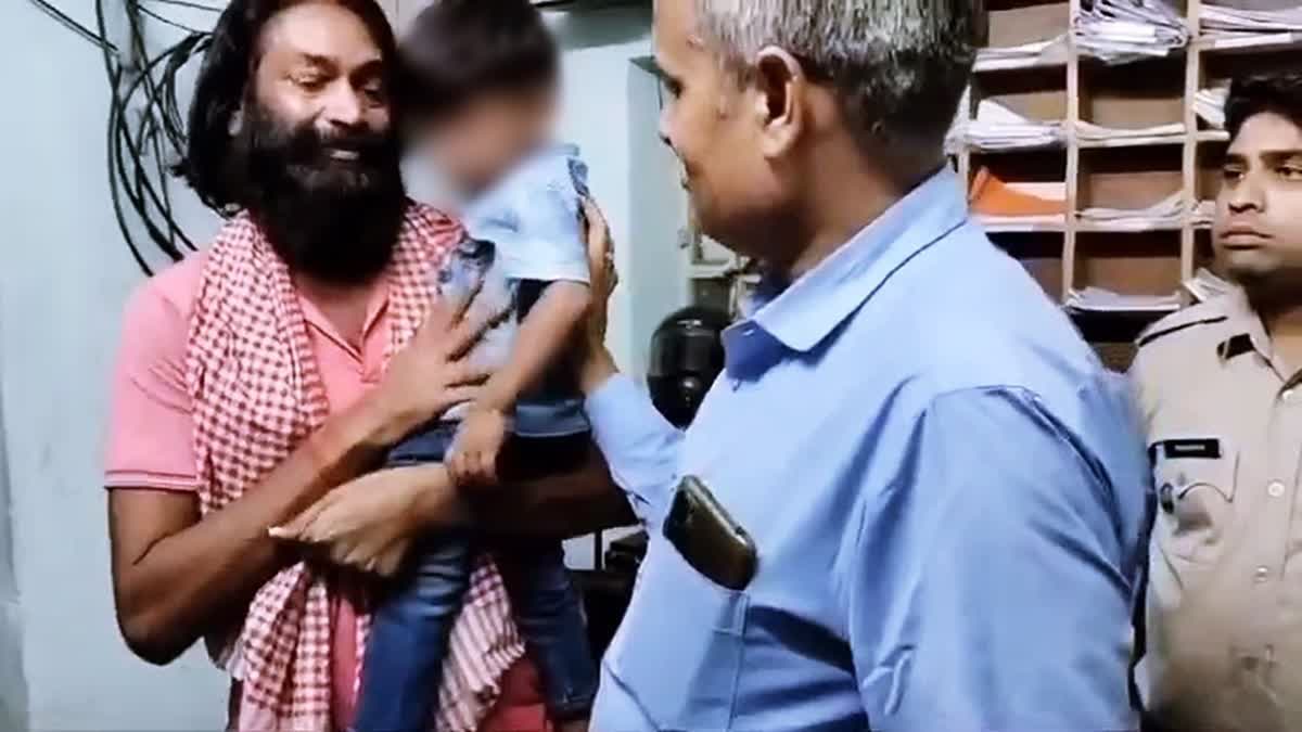 CHILD CLINGS TO KIDNAPPER  CHILD ABDUCTION RAJASTHAN  കുട്ടിയെ തട്ടിക്കൊണ്ടുപോകൽ  രാജസ്ഥാൻ പൊലീസ്