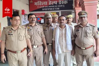 कोतवाली पुलिस की गिरफ्त में आरोपी संदीप शुक्ला.